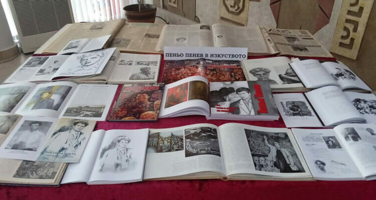 Изложби в библиотеката показват Пеньо Пенев в нова светлина