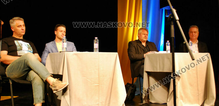 „Ти, той и аз между вас“:темата на първия поетически двубой в Хасково