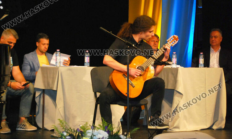 „Ти, той и аз между вас“:темата на първия поетически двубой в Хасково