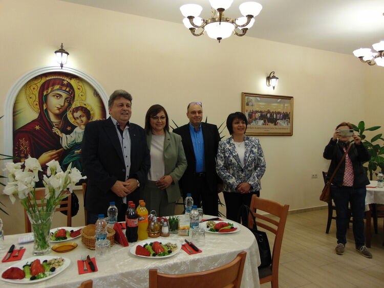 Корнелия Нинова лично поздрави  фирма "Искра" за 60-годишнината ѝ