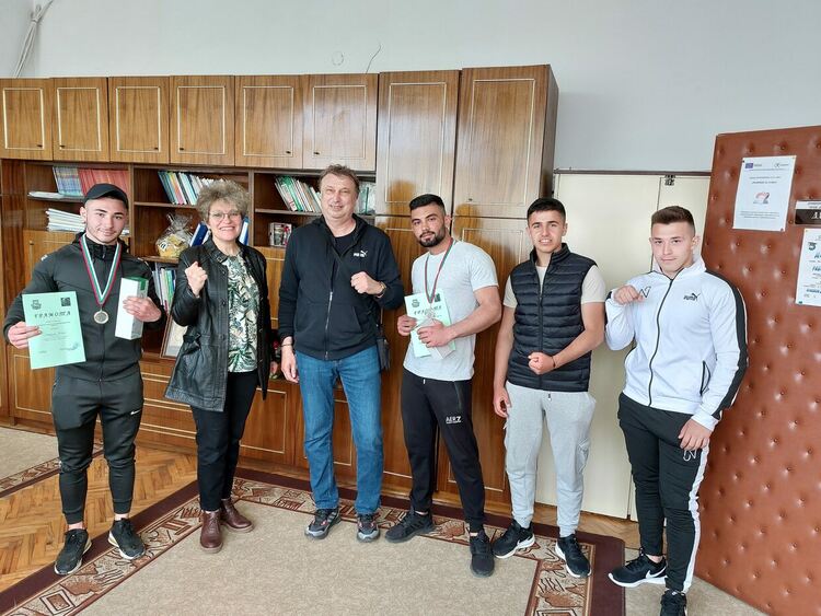 Четири призови места за златаровци в състезание по канадска борба