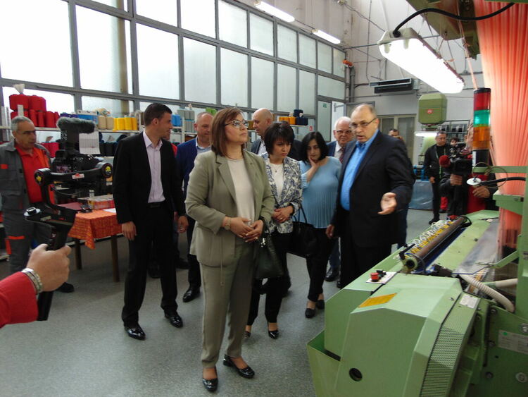 Корнелия Нинова лично поздрави  фирма "Искра" за 60-годишнината ѝ