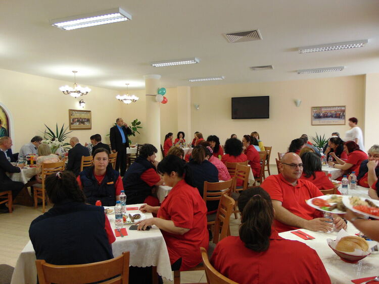 Корнелия Нинова лично поздрави  фирма "Искра" за 60-годишнината ѝ