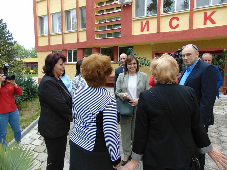 Корнелия Нинова лично поздрави  фирма "Искра" за 60-годишнината ѝ