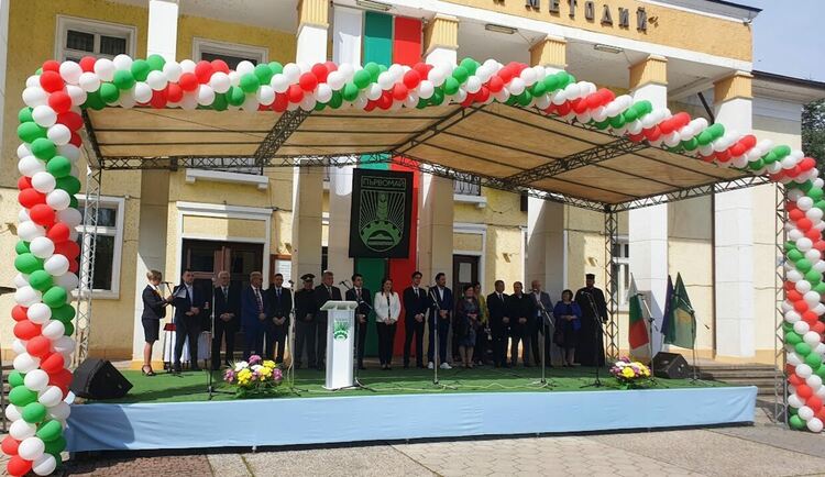 Министърът на културата запали огъня на Майските празници в Първомай