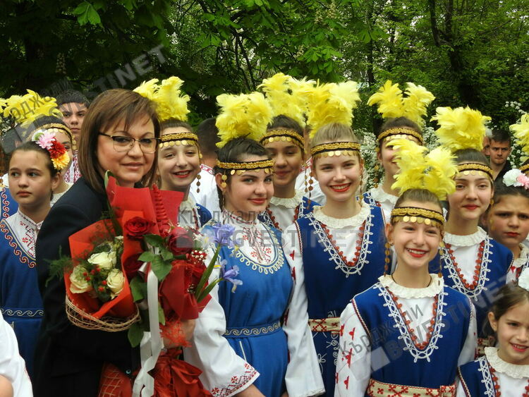 Социалистите в Кърджали посрещат Деня на труда с фолклорен празник, уважи го вицепремиера Корнелия Нинова