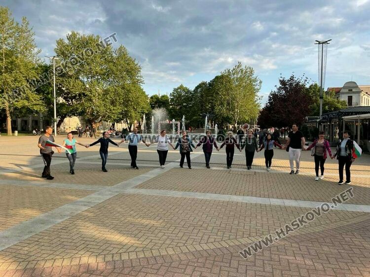 Хасковлии отново извиха неделно хоро