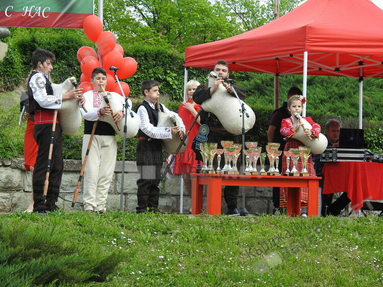Социалистите в Кърджали посрещат Деня на труда с фолклорен празник, уважи го вицепремиера Корнелия Нинова