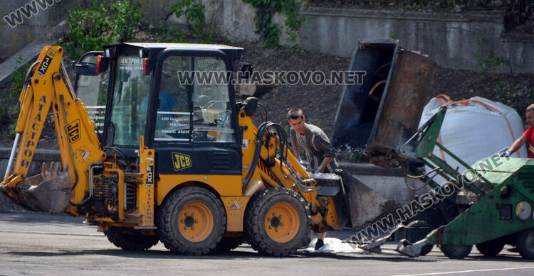 Полагат гумено покритие по пистата на стадион “Младост”