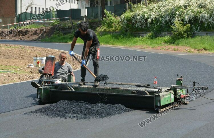 Полагат гумено покритие по пистата на стадион “Младост”