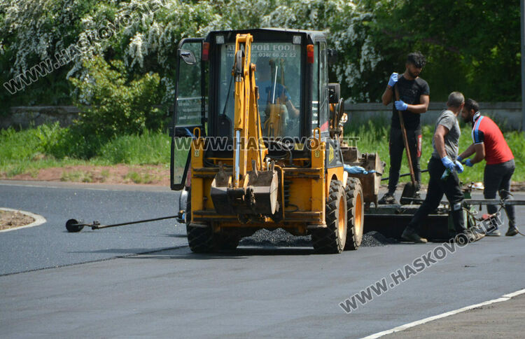 Полагат гумено покритие по пистата на стадион “Младост”