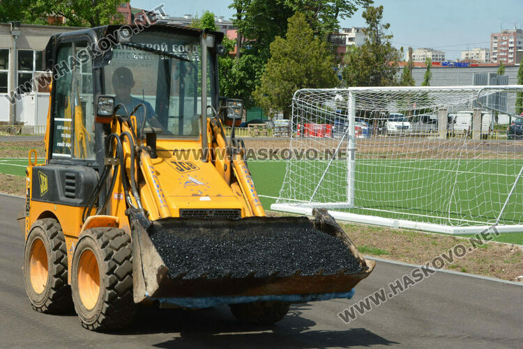 Полагат гумено покритие по пистата на стадион “Младост”