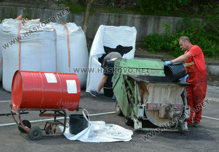 Полагат гумено покритие по пистата на стадион “Младост”