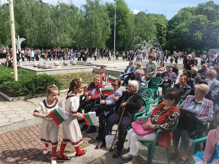 Министърът на културата запали огъня на Майските празници в Първомай