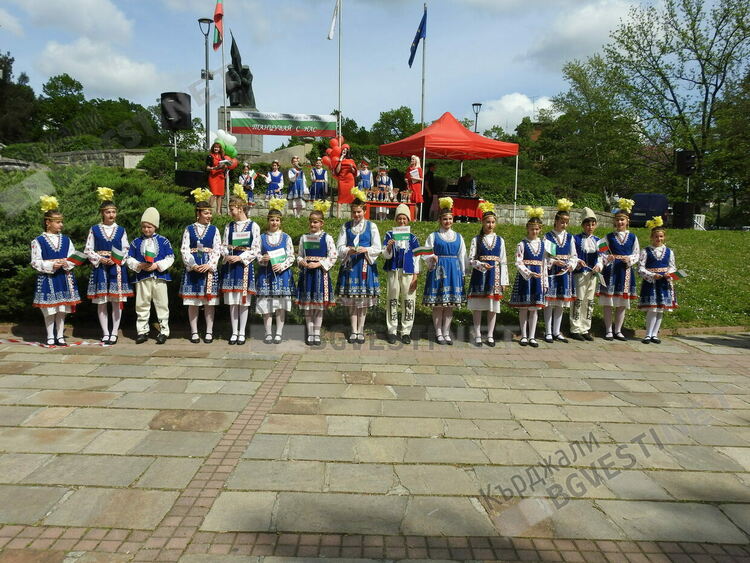 Социалистите в Кърджали посрещат Деня на труда с фолклорен празник, уважи го вицепремиера Корнелия Нинова