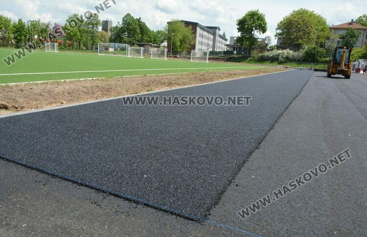 Полагат гумено покритие по пистата на стадион “Младост”