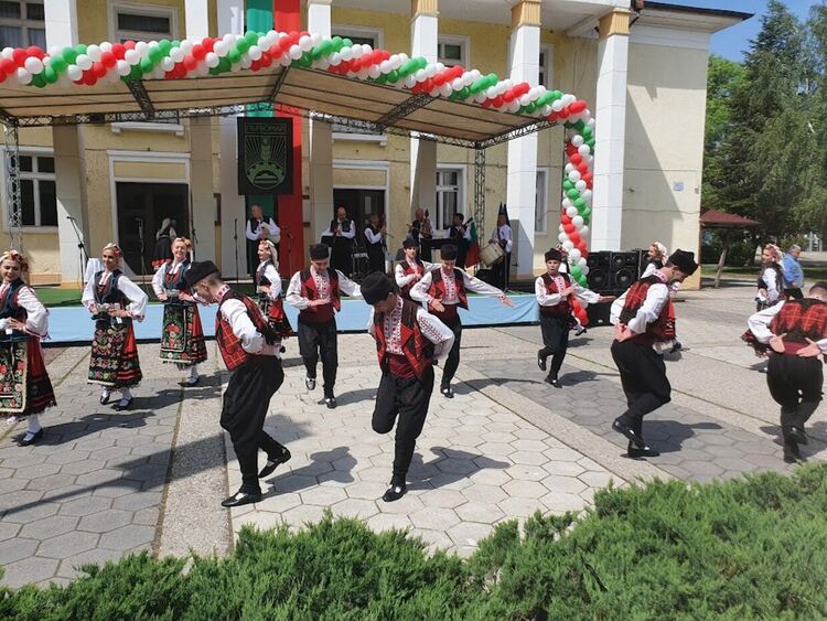 Министърът на културата запали огъня на Майските празници в Първомай