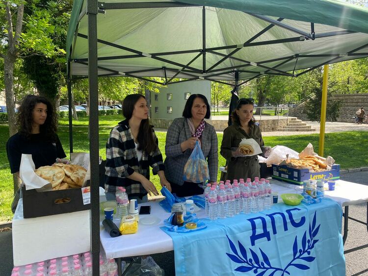 1500 мекици раздадоха в Момчилград 