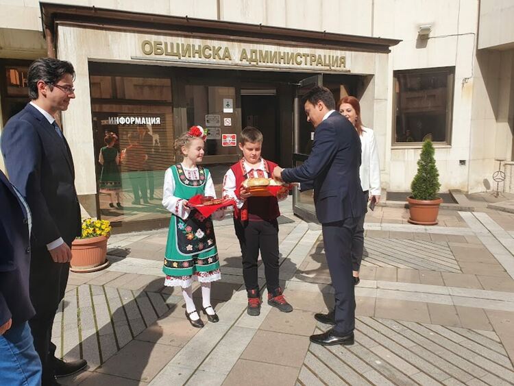 Министърът на културата запали огъня на Майските празници в Първомай