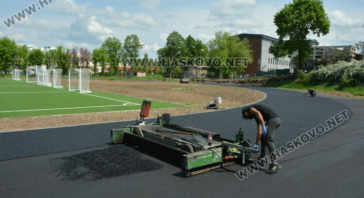 Полагат гумено покритие по пистата на стадион “Младост”