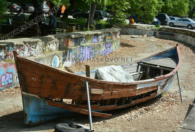 Изпочупиха лодката в езерото в “Кенана”