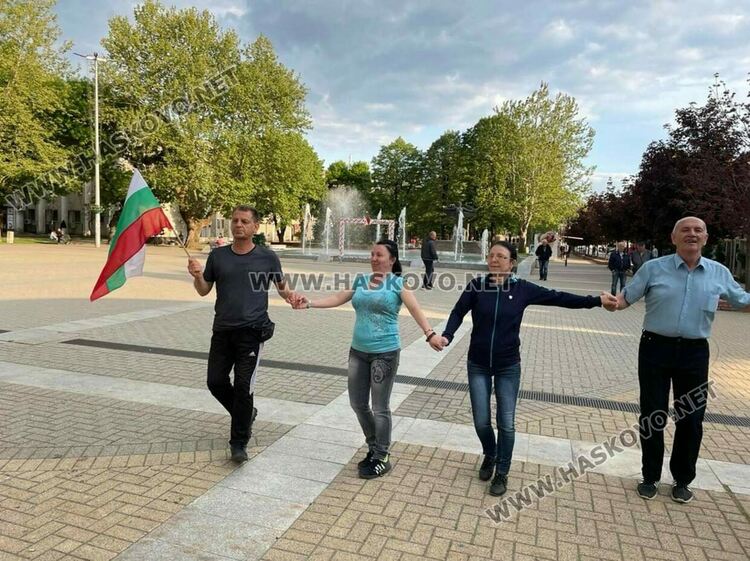 Хасковлии отново извиха неделно хоро