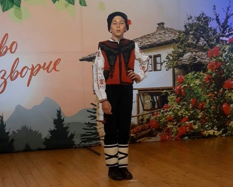 8 медала за "Зора Зорничка" от конкурса "Орфеево изворче" 