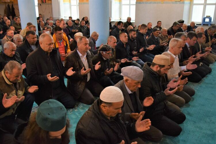 Млади и възрастни препълниха джамията в Ардино за Рамазан Байрам