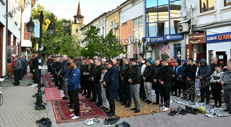 Мюсюлманите се върнаха отново в джамиите за Рамазан байрям