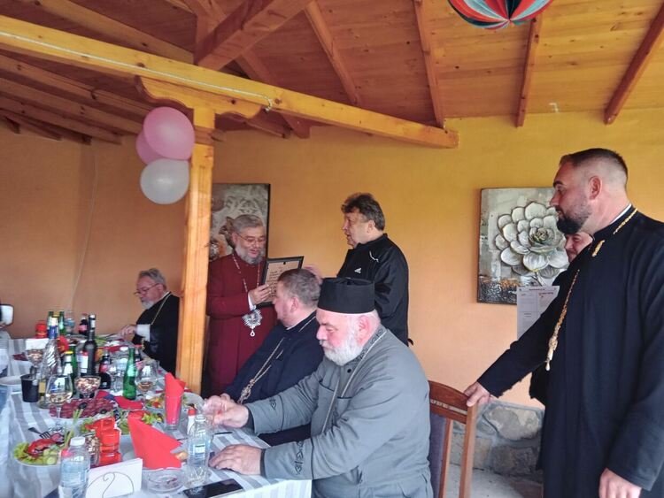 Митрополит Киприян получи дарение от Стойчо Шапатов