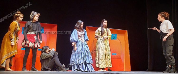 Испанската трупа на Езиковата от Хасково разсмя и очарова журито на Националния фестивал на училищен театър