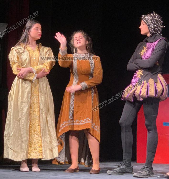 Испанската трупа на Езиковата от Хасково разсмя и очарова журито на Националния фестивал на училищен театър