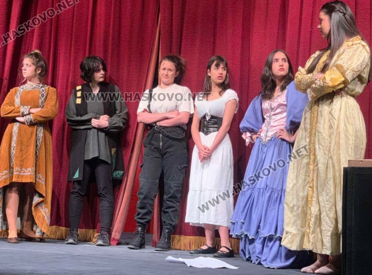 Испанската трупа на Езиковата от Хасково разсмя и очарова журито на Националния фестивал на училищен театър