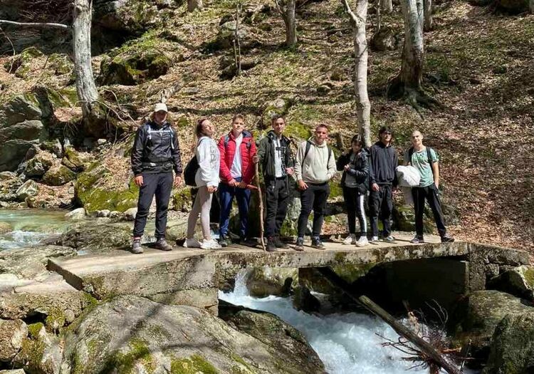 Златаровци извървяха пътя до Райското пръскало и обратно за 10 часа