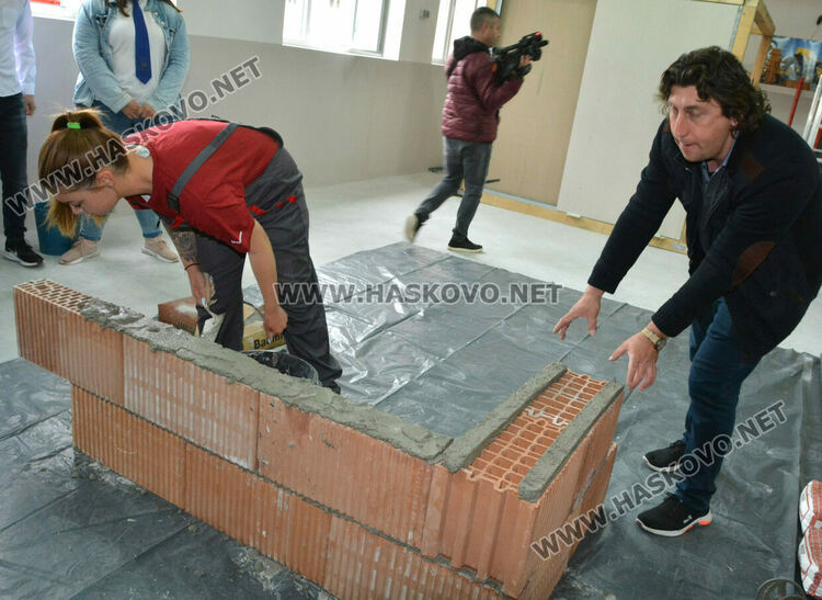 Четири кабинета в синхрон с новите технологии подготвят специалисти в Царската гимназия в Хасково