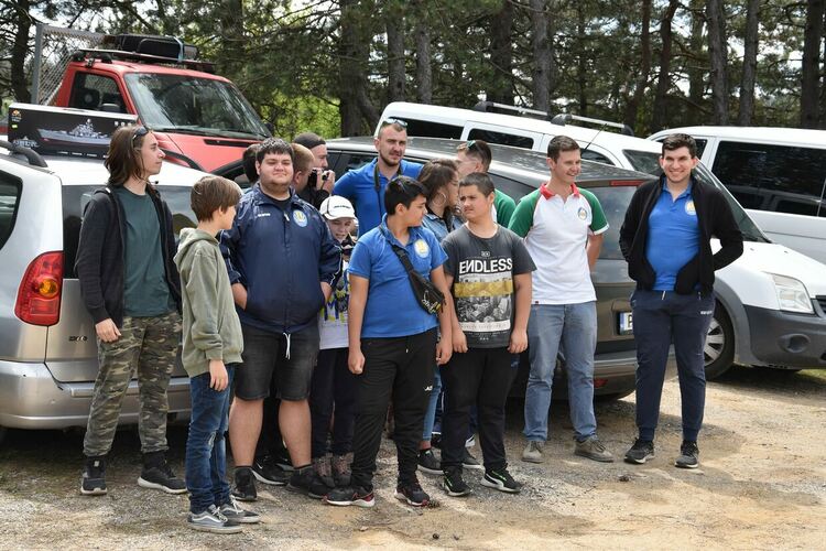 Петър Красимиров с плакет от Държавното по корабомоделен спорт