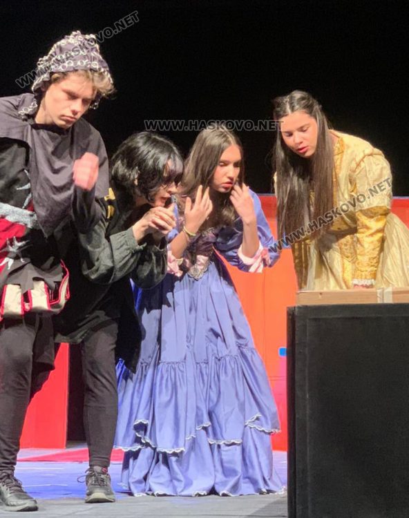 Испанската трупа на Езиковата от Хасково разсмя и очарова журито на Националния фестивал на училищен театър