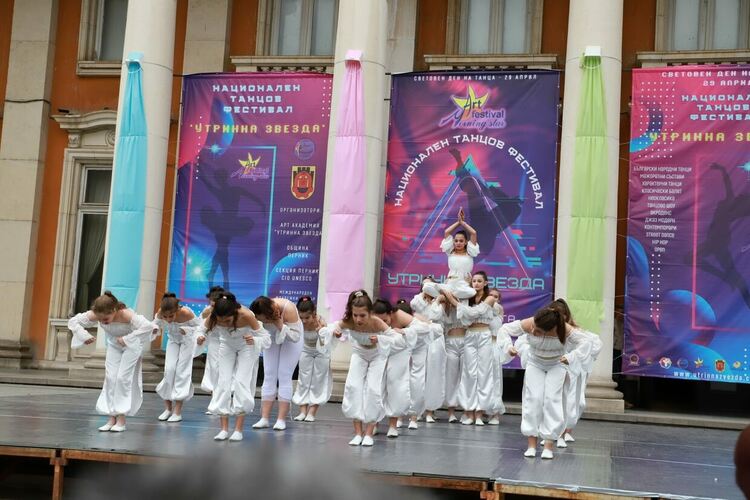 Стотици танцьори от цялата страна се включиха в Националния танцов фестивал „Утринна звезда“