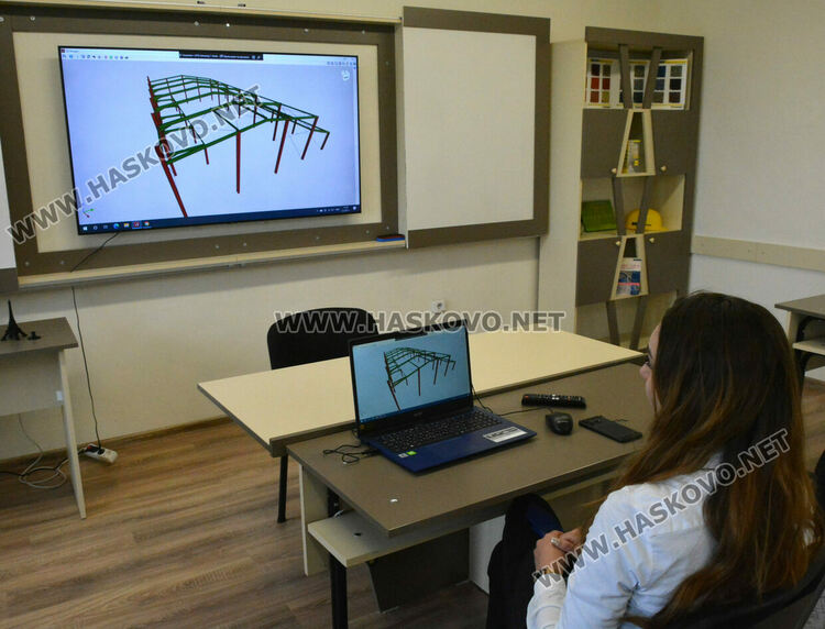 Четири кабинета в синхрон с новите технологии подготвят специалисти в Царската гимназия в Хасково