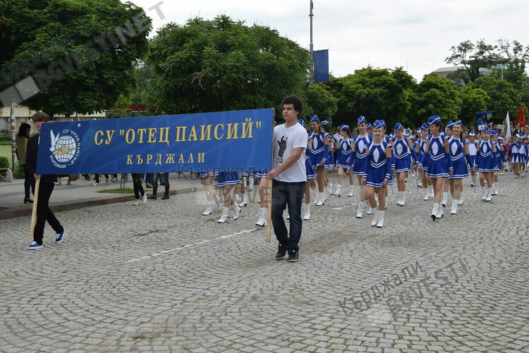 Изпращат абитуриентите на „Отец Паисий”като холивудски звезди-по червен килим