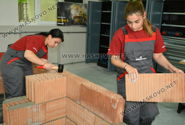 Четири кабинета в синхрон с новите технологии подготвят специалисти в Царската гимназия в Хасково