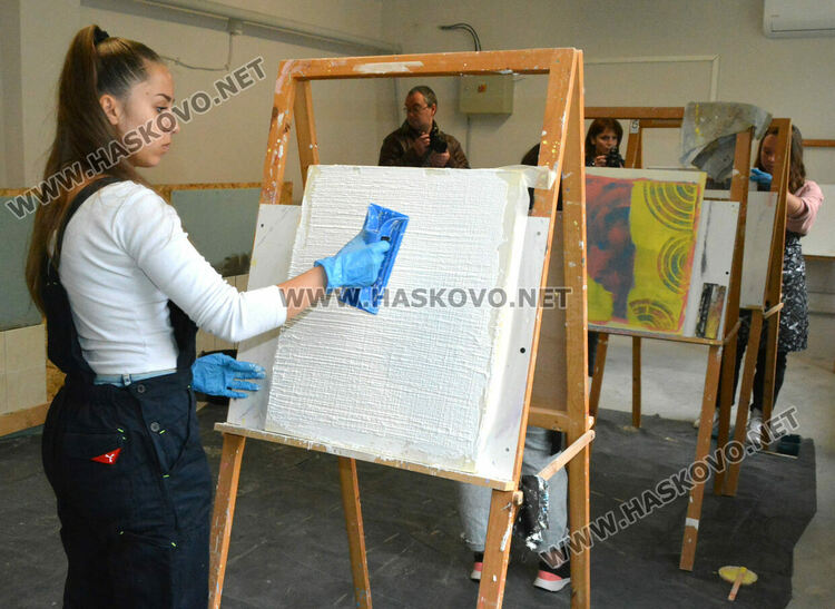 Четири кабинета в синхрон с новите технологии подготвят специалисти в Царската гимназия в Хасково