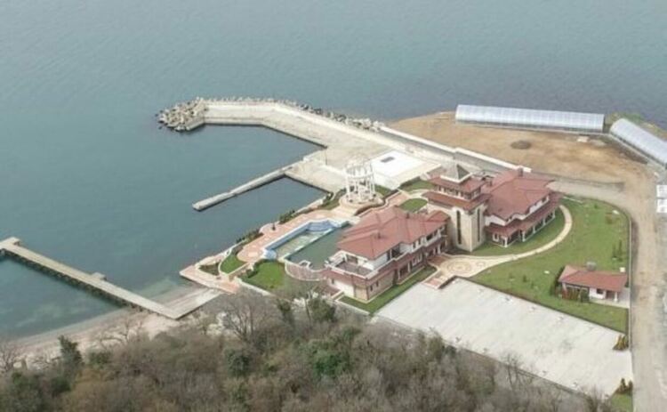 Постройка на плажа край сараите на Доган е незаконна, но никой не иска да я събори