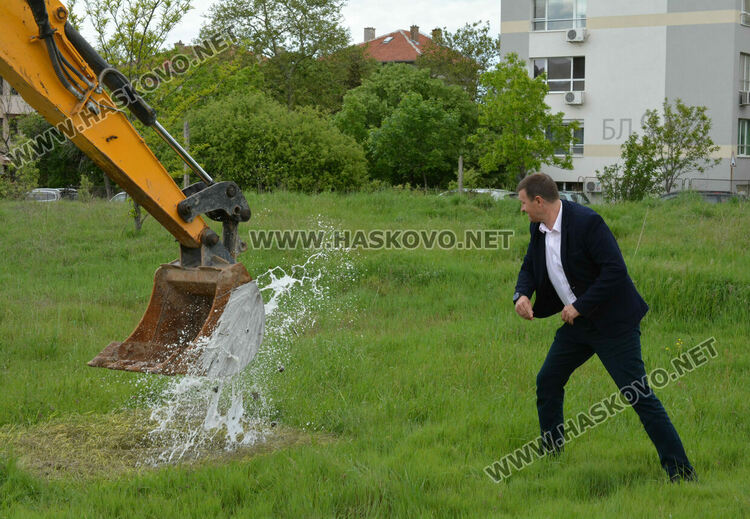 Започна изграждането на закрит плувен басейн в Хасково