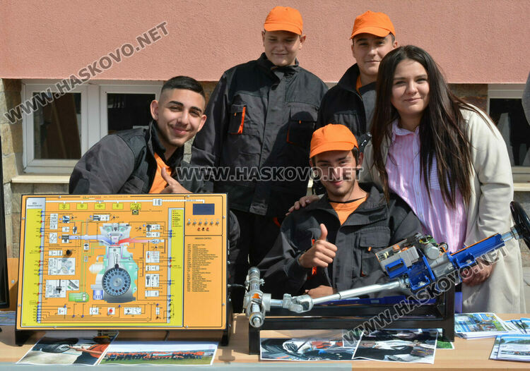 „Магазин на професиите“ в “Шандор Петьофи“, демонстрираха задържане на престъпник