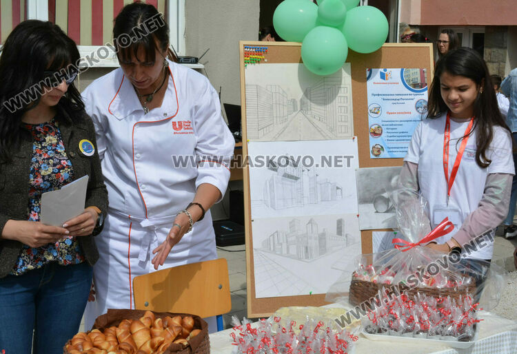 „Магазин на професиите“ в “Шандор Петьофи“, демонстрираха задържане на престъпник