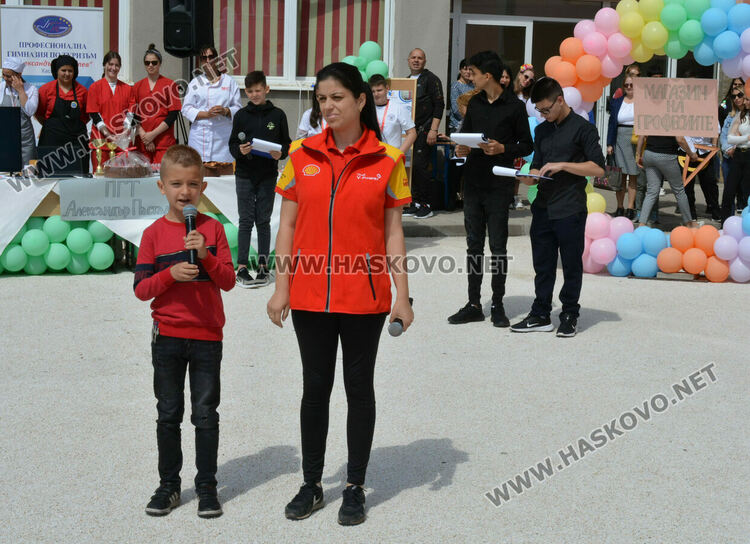 „Магазин на професиите“ в “Шандор Петьофи“, демонстрираха задържане на престъпник