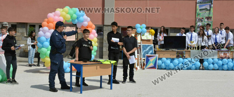 „Магазин на професиите“ в “Шандор Петьофи“, демонстрираха задържане на престъпник