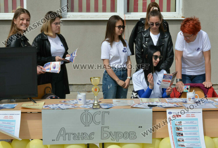 „Магазин на професиите“ в “Шандор Петьофи“, демонстрираха задържане на престъпник