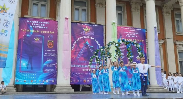 Бляскаво представяне за галактическите ни танцьори в Перник